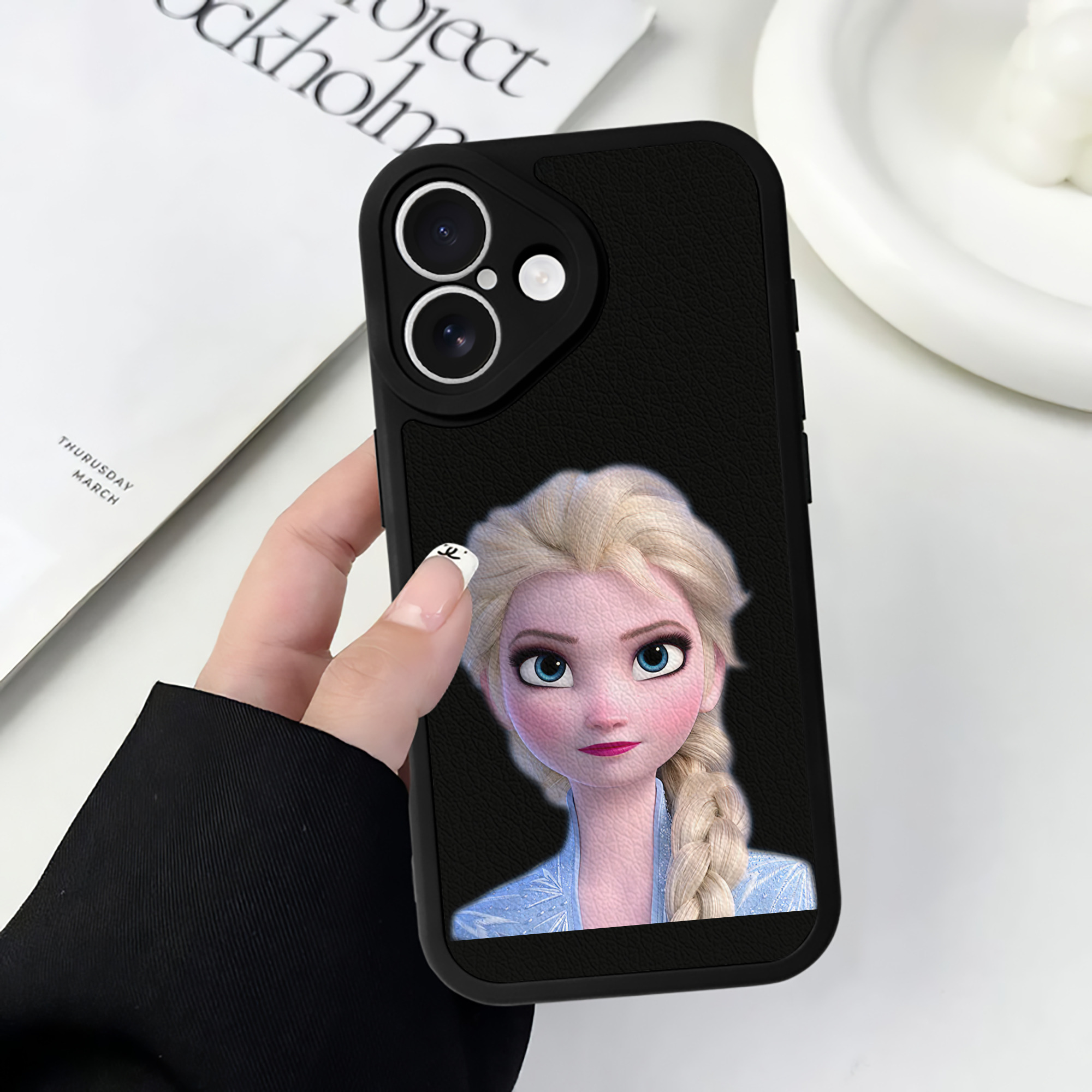 （画像用） アナと雪の女王 アンナ エルサ Frozen Anna Elsa 【iPhone 16シリーズ対応】シリコンスマホケース（レザー調） 材質：シリコン